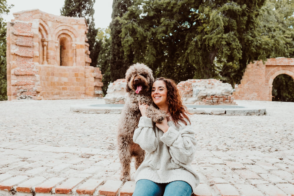 Испанская водяная собака с владелицей